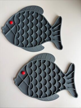 2 Pieces • Gray Fish-Shaped Silicone Pet Feeding Mat with Red eye